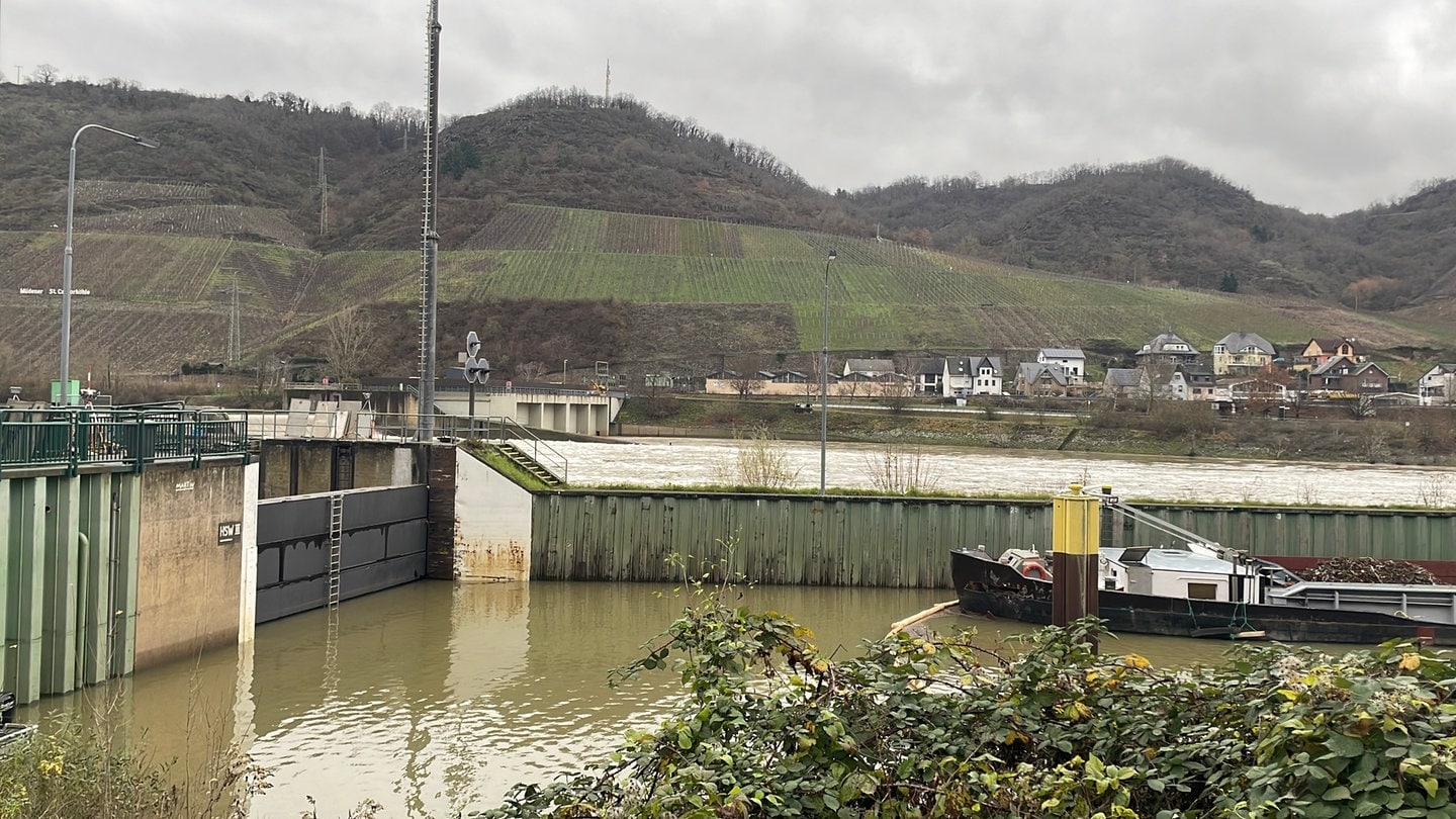 Nach der Havarie ist an der Mosel-Schleuse in Müden ein Provisorium eingesetzt worden. Die Reparatur wird langwierig und vemutlich monatelang dauern.