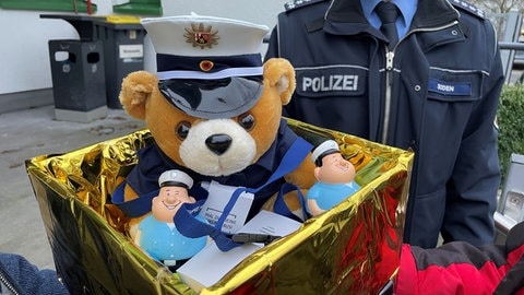 Die Polizei hat noch ein eigenes Geschenk mit dazu gegeben.