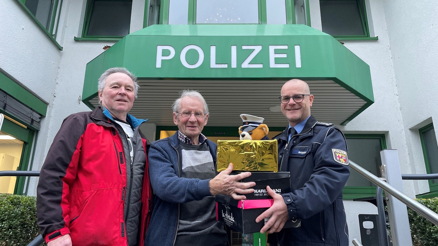 Die Polizei Altenkirchen hat die verlorenen Geschenke zurückgegeben.