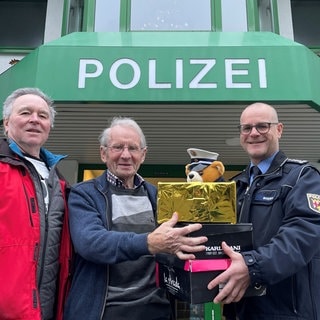 Die Polizei Altenkirchen hat die verlorenen Geschenke zurückgegeben.