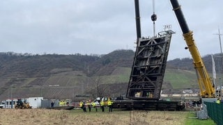 Die zerstörten Tore werden von einem Kran aus der Mosel-Schleuse Müden gehoben.