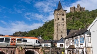 Ein Regionalzug fährt bei St. Goarshausen durch das Mittelrheintal