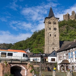 Ein Regionalzug fährt bei St. Goarshausen durch das Mittelrheintal