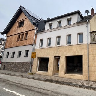 Bauruine neben saniertem Haus in Altenahr