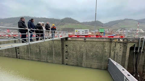 Ministerpräsident Alexander Schweitzer (SPD) und Verkehrsministerin Daniela Schmitt (FDP) machten sich in Müden ein Bild von der demolierten Schleuse.