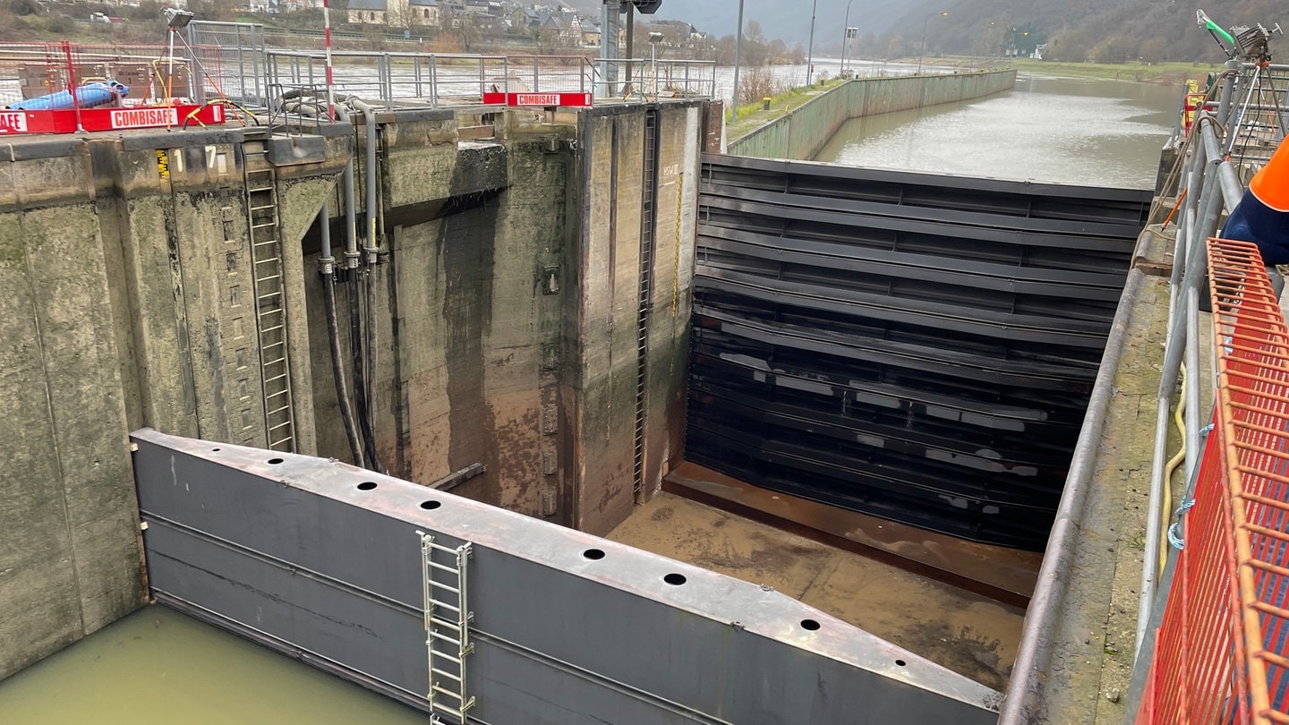 Die Mosel-Schleuse bei Müden ist nach dem Ausbau der Tore trockengelegt.