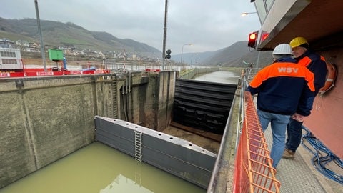 Nach dem Schleusenunfall an der Mosel soll am Montag mit der Notschleusung begonnen werden.