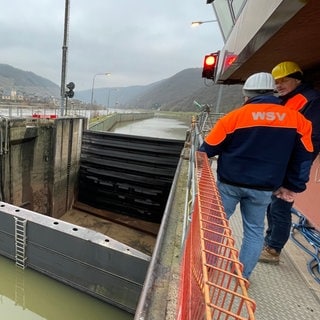 Nach dem Schleusenunfall an der Mosel soll am Montag mit der Notschleusung begonnen werden.