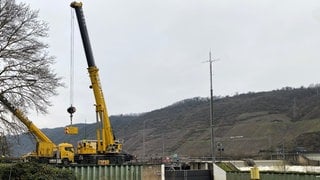 Bei der Not-Schleusung der Schiffe auf der Mosel kommt ein Kran zum Einsatz.