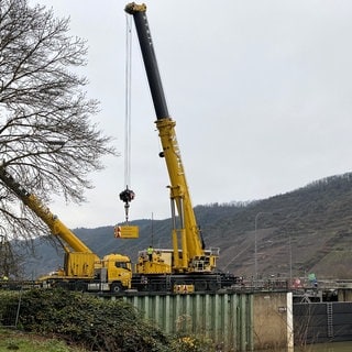 Bei der Not-Schleusung der Schiffe auf der Mosel kommt ein Kran zum Einsatz.