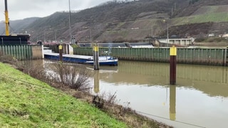 Die erste Not-Schleusung in der kaputten Schleuse in Müden an der Mosel hat geklappt: Der holländische Frachter "Allegria" fährt aus der provisorisch reparierten Schleue raus