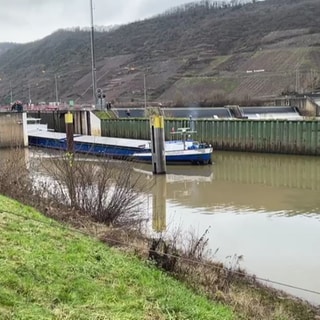 Die erste Not-Schleusung in der kaputten Schleuse in Müden an der Mosel hat geklappt: Der holländische Frachter "Allegria" fährt aus der provisorisch reparierten Schleue raus