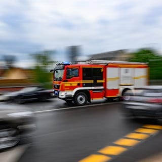 Ein Feuerwehrwagen auf dem Weg zu einem Einsatz: In der Neuwieder Innenstadt brennt das Dach eines Mehrfamilienhauses. 