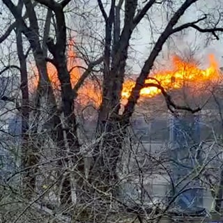 Aus dem Dachgeschoss des Mehrfamilienhauses in Neuwied schlagen die Flammen lichterloh. Die Feuerwehr hat den Großbrand inzwischen unter Kontrolle. 