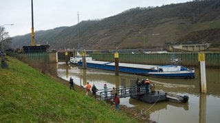 Die erste Not-Schleusung in der kaputten Schleuse in Müden an der Mosel hat geklappt: Der holländische Frachter "Allegria" fährt aus der provisorisch reparierten Schleue raus