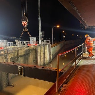 Per Notschleusung fahren die Schiffe auf der Mosel durch die Schleuse in Müden - auch am Abend.