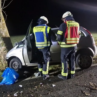 Ein Autofahrer ist mit seinem Wagen frontal gegen einen Baum geprallt (Bild: SWRWinkler TV)