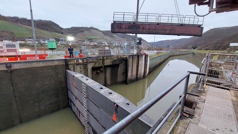 An der Schleuse Müden gehen die provisorischen Schleusungen vorwärts. Die Dammbalken müssen einzeln angehoben bzw. eingesetzt werden.