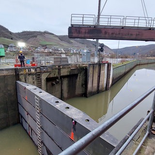 An der Schleuse Müden gehen die provisorischen Schleusungen vorwärts. Die Dammbalken müssen einzeln angehoben bzw. eingesetzt werden.