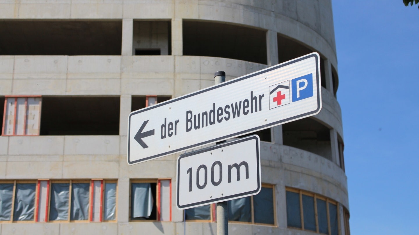 Zufahrt zum Bundeswehrzentralkrankenhaus in Koblenz