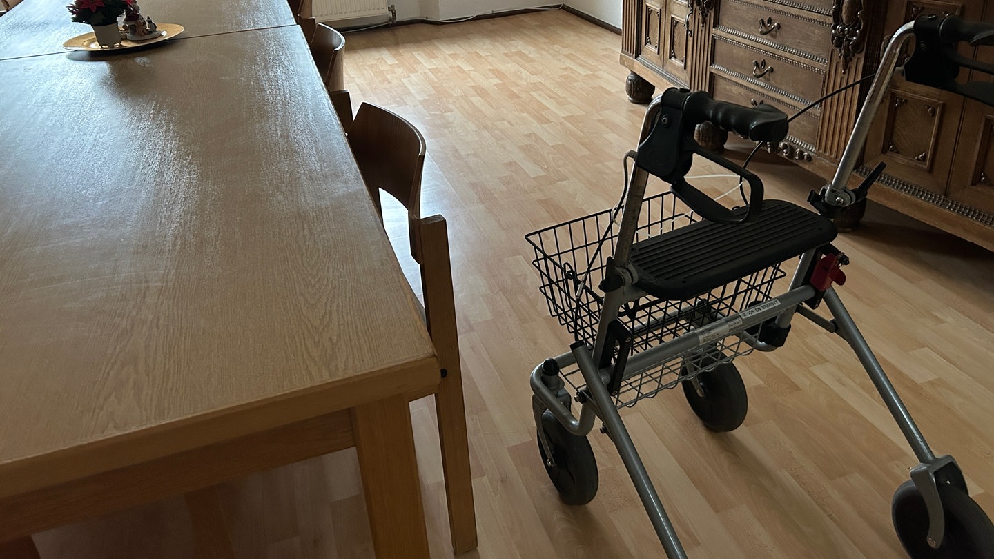 Rollator steht vor einem Tisch in einer Gemeinschaftsküche