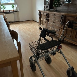 Rollator steht vor einem Tisch in einer Gemeinschaftsküche