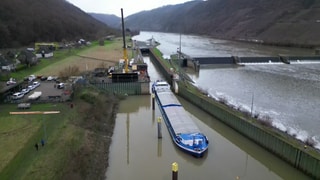 Die Notschleusung an der kaputten Schleuse in Müden gehen schneller als gedacht. Ein Frachtschiff fährt durch die Schleuse.