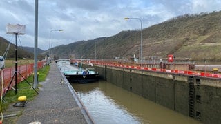 Das letzte Schiff vor Weihnachten wird durch die Schleuse bei Müden an der Mosel gebracht.