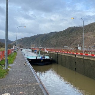 Das letzte Schiff vor Weihnachten wird durch die Schleuse bei Müden an der Mosel gebracht.