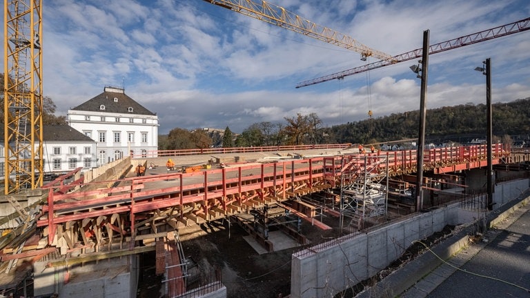 Auf der Schlosseite der Pfaffendorfer Brücke war im November bereits die Unterkonstruktion für den Überbaus zu erkennen.