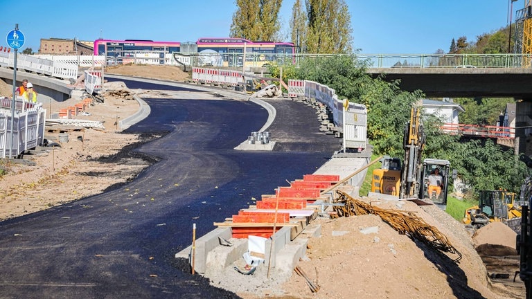 Die Südrampe der Pfaffendorfer Brücke, hier wenige Tage vor ihrer Asphaltierung im Oktober, hat in 2024 große bauliche Fortschritte gemacht. 2025 soll dann zumindest der Fuß- und Radvekehr die neue Rampe zur Emser Straße schon nutzen können. 