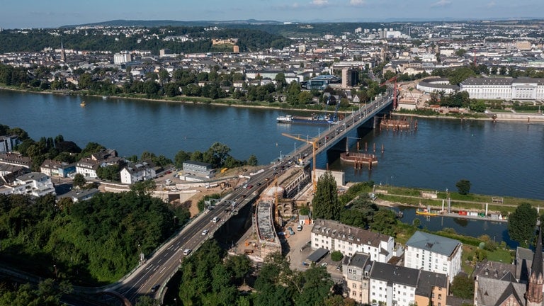 Das komplette Jahr über wurde auf beiden Seiten des Rheins gearbeitet, um den Brückenneubau für die Pfaffendorfer Brücke weiter voranzutreiben, wie diese Luftaufnahme aus dem August zeigt. 