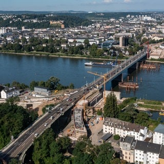 Das komplette Jahr über wurde auf beiden Seiten des Rheins gearbeitet, um den Brückenneubau für die Pfaffendorfer Brücke weiter voranzutreiben, wie diese Luftaufnahme aus dem August zeigt. 