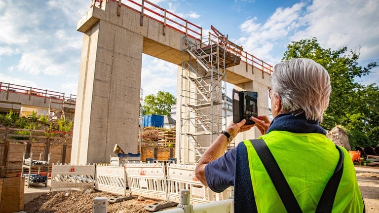 Im Laufe des Jahres gab es viele Führungen für Besucherinnen und Besucher auf der Baustelle der Pfaffendorfer Brücke.