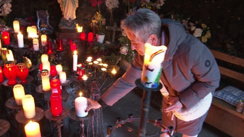 In der Lourdes-Kapelle bei Bachem zündet Anke Barteit Kerzen an, um den Opfern zu gedenken.