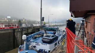 Die Tunica wird als letztes Schiff moselabwärts geschleust. Danach können die Reparaturen an der kaputten Schleuse Müden starten.