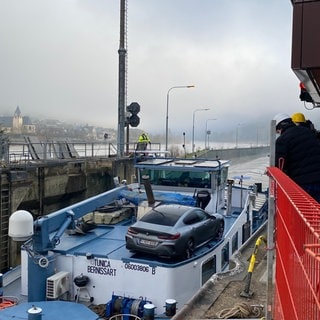 Die Tunica wird als letztes Schiff moselabwärts geschleust. Danach können die Reparaturen an der kaputten Schleuse Müden starten.