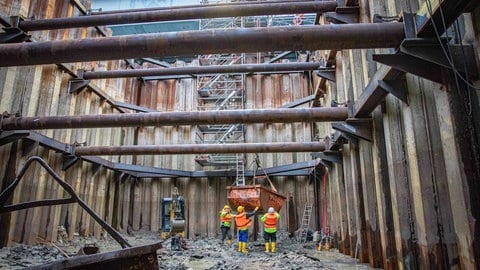 Blick in die Baugrube zum neuen Pfeiler der Pfaffendorfer Brücke