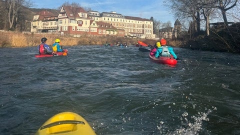 17 Teilnehmer und Teilnehmerinnen im Alter von 11 bis 60 haben das WassAHR-Projekt des Wassersportvereins Sinzig erfolgreich absolviert. Sie paddelten per Kanu von Walporzheim nach Bad Bodendorf.