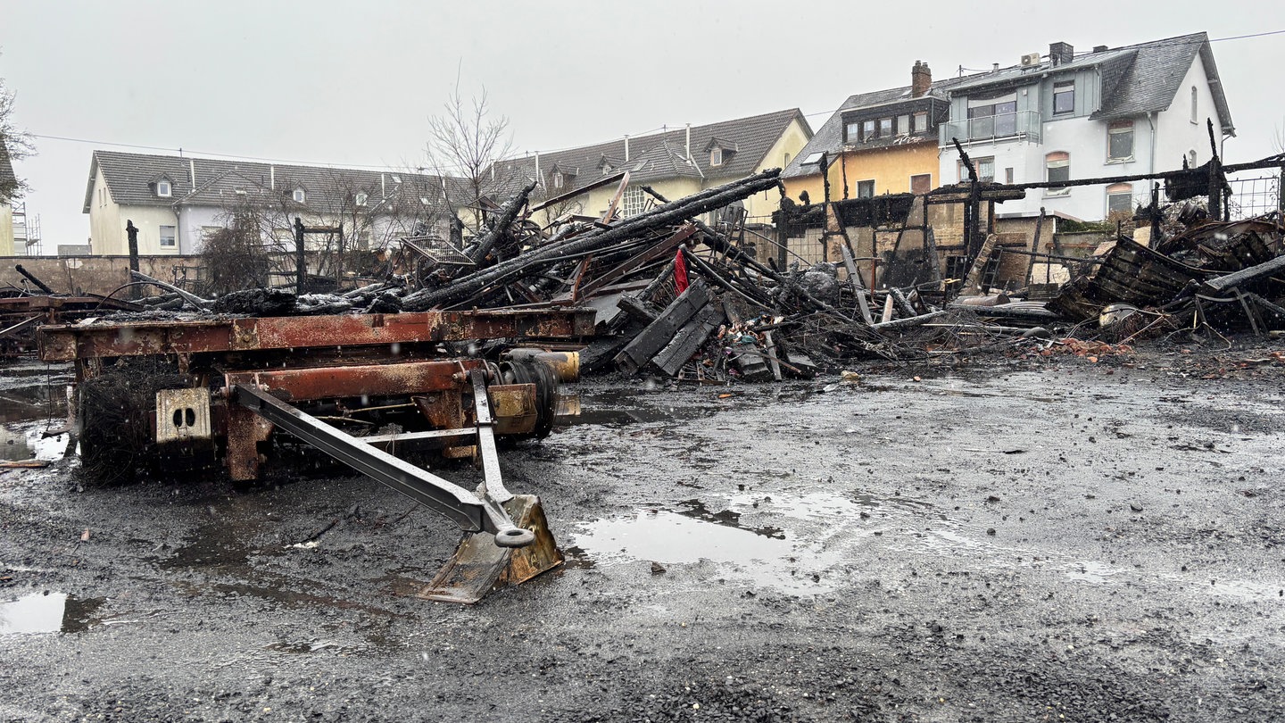 Bei einem Großbrand in der Silvesternacht ist der Lokschuppen in Neuwied-Engers komplett abgebrannt. Die Große Engerser Karnevalsgesellschaft, der Möhnenverein sowie die Veranstalter des Engerser Weihnachtsmarkts hatten dort ihre Materialien gelagert - unter anderem fast fertig gestellte Karnevalswagen und Bühnenbilder.