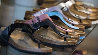 Birkenstock-Modelle stehen in einem Ladengeschäft des Schuhherstellers. Das Unternehmen aus Linz im Kreis Neuwied klagt gegen Konkurrenten und argumentiert mit einem Verstoß gegen das Urheberrecht. 