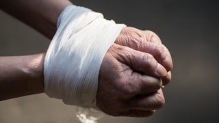 Symbolbild: Laut Anklage soll ein 77-Jähriger eine 82 Jahre alte Frau in ihrem eignen Haus gefesselt und bestohlen haben.