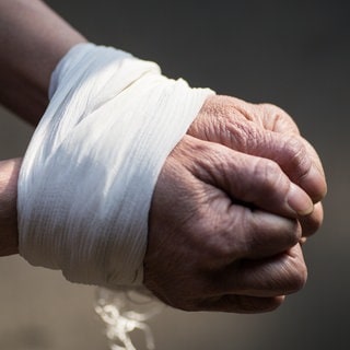 Symbolbild: Laut Anklage soll ein 77-Jähriger eine 82 Jahre alte Frau in ihrem eignen Haus gefesselt und bestohlen haben.