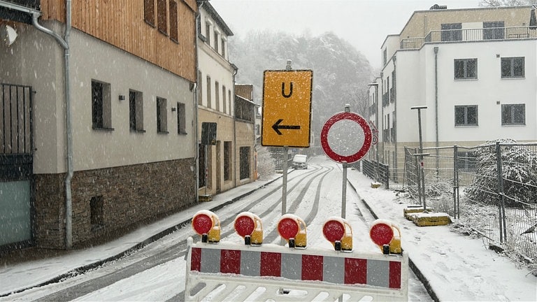 Umleitungsschild wegen Hochwasser an der Ahr 