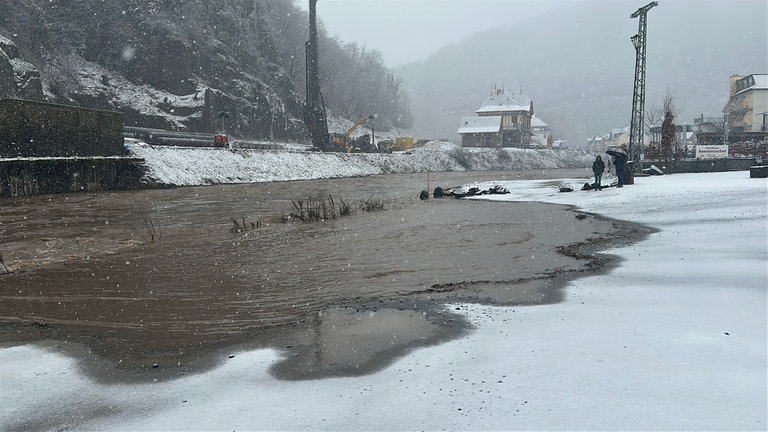 Hochwasser an der Ahr - der Pegel in Altenahr steigt