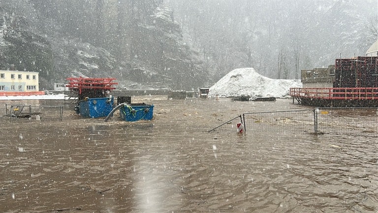 Hochwasser an der Ahr - der Pegel in Altenahr steigt