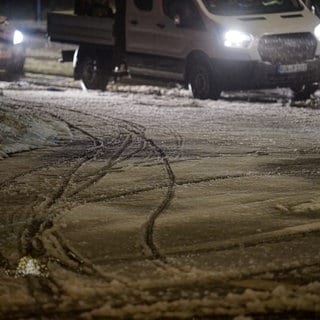 Schnee auf der Fahrbahn: Der Wintereinbruch im Norden von RLP hat zu vielen Unfällen geführt