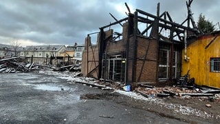 Der abgebrannte Lokschuppen in Engers nach dem Feuer in der Silvesternacht