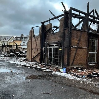 Der abgebrannte Lokschuppen in Engers nach dem Feuer in der Silvesternacht