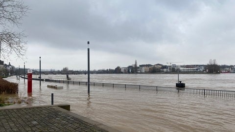 Überflutete Rheinpromenade in Koblenz. Aber Hochwasser am Rhein bei Koblenz sinkt.